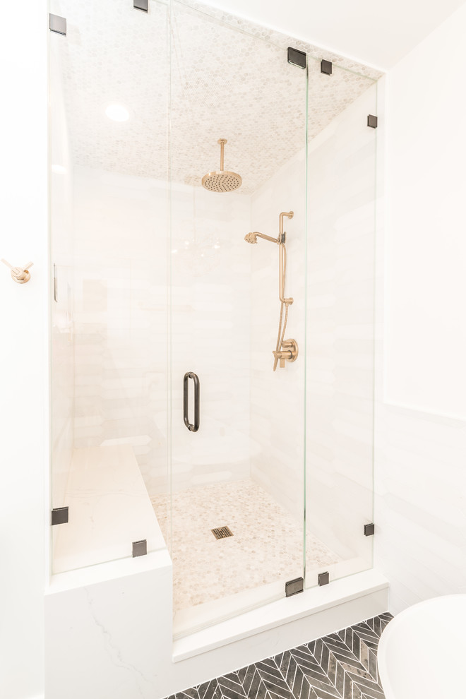 Inspiration för mellanstora moderna vitt en-suite badrum, med luckor med infälld panel, bruna skåp, en dusch i en alkov, vita väggar, marmorbänkskiva, svart golv och dusch med gångjärnsdörr