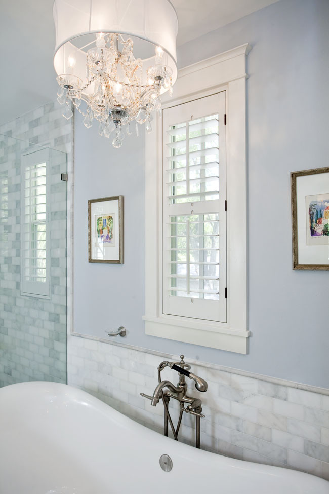 Пример оригинального дизайна: большая главная ванная комната в классическом стиле с фасадами с утопленной филенкой, белыми фасадами, отдельно стоящей ванной, угловым душем, унитазом-моноблоком, разноцветной плиткой, плиткой кабанчик, синими стенами, полом из керамической плитки, врезной раковиной и мраморной столешницей
