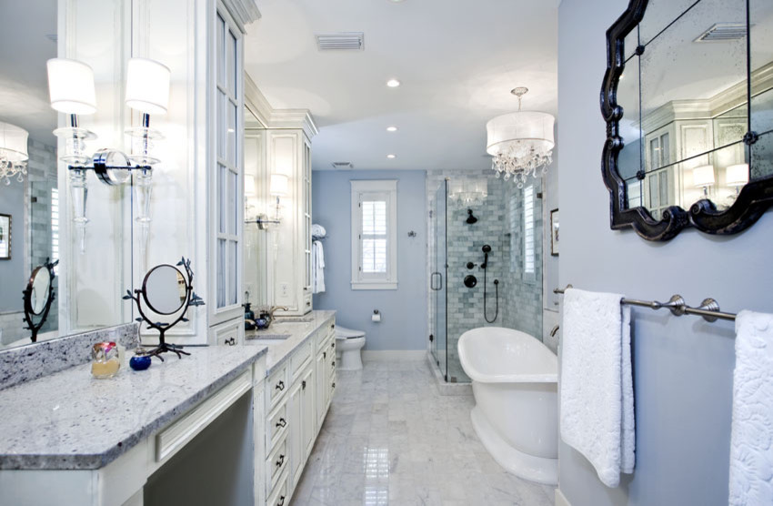 Идея дизайна: большая главная ванная комната в классическом стиле с фасадами с утопленной филенкой, белыми фасадами, отдельно стоящей ванной, угловым душем, унитазом-моноблоком, разноцветной плиткой, плиткой кабанчик, синими стенами, врезной раковиной, мраморной столешницей и полом из керамической плитки