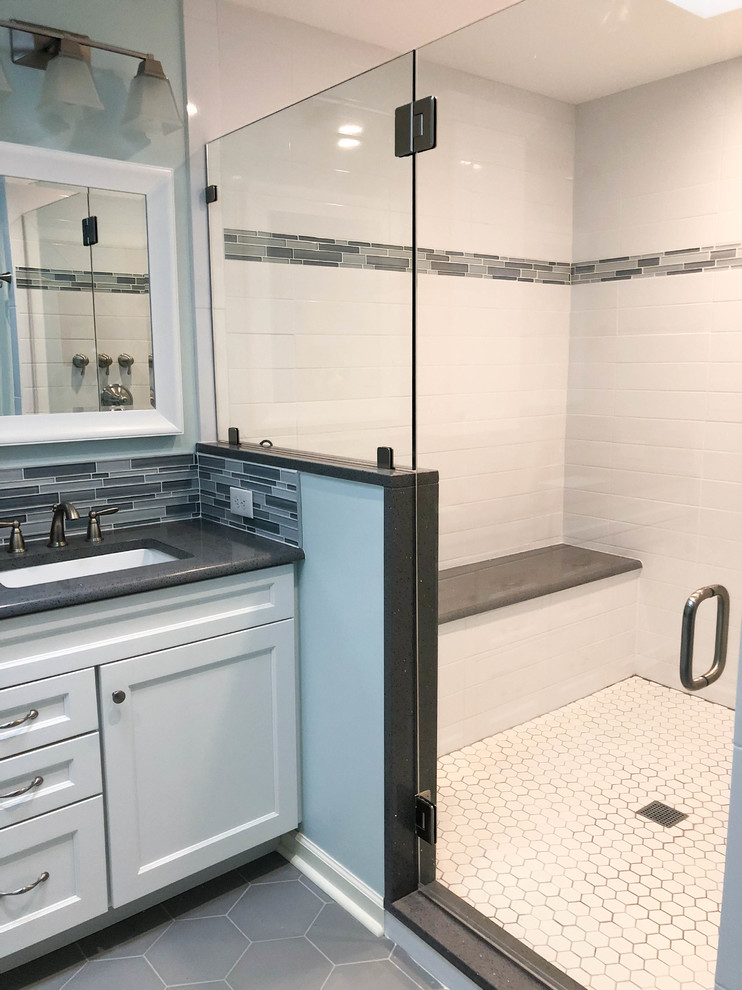 Idée de décoration pour une grande salle de bain principale design avec un placard à porte shaker, des portes de placard blanches, une douche double, WC à poser, un carrelage blanc, un mur gris, un lavabo posé, un plan de toilette en quartz modifié, un sol gris, une cabine de douche à porte battante, un plan de toilette gris, un banc de douche, meuble double vasque et meuble-lavabo encastré.
