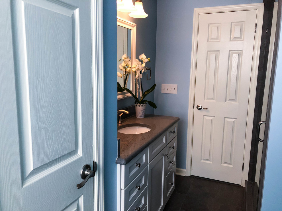 Inredning av ett modernt mellanstort grå grått badrum med dusch, med skåp i shakerstil, vita skåp, en dusch i en alkov, grå kakel, blå väggar, ett nedsänkt handfat, bänkskiva i kvarts, grått golv och dusch med gångjärnsdörr