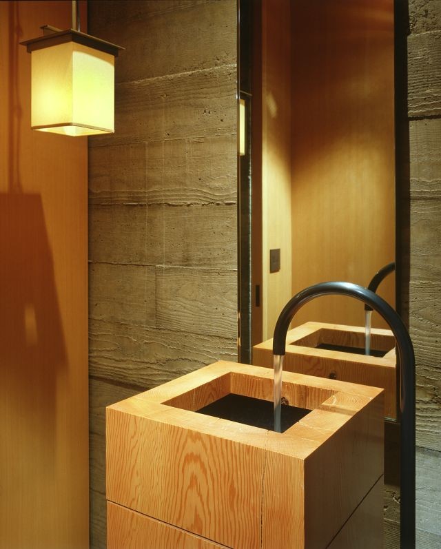 Ispirazione per una piccola stanza da bagno con doccia contemporanea con ante lisce, ante in legno chiaro, lavabo sottopiano, top in legno e top beige