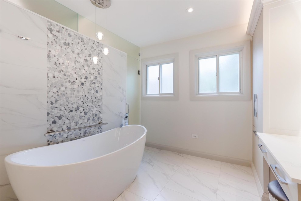 Inredning av ett modernt mellanstort vit vitt en-suite badrum, med skåp i shakerstil, vita skåp, ett fristående badkar, vit kakel, marmorkakel, grå väggar, marmorgolv, ett undermonterad handfat och bänkskiva i kvarts