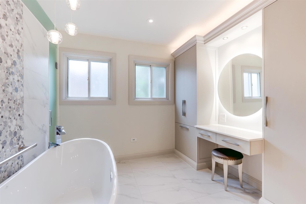 Immagine di una stanza da bagno padronale contemporanea di medie dimensioni con ante in stile shaker, ante bianche, vasca freestanding, piastrelle bianche, piastrelle di marmo, pareti grigie, pavimento in marmo, lavabo sottopiano, top in quarzo composito e top bianco