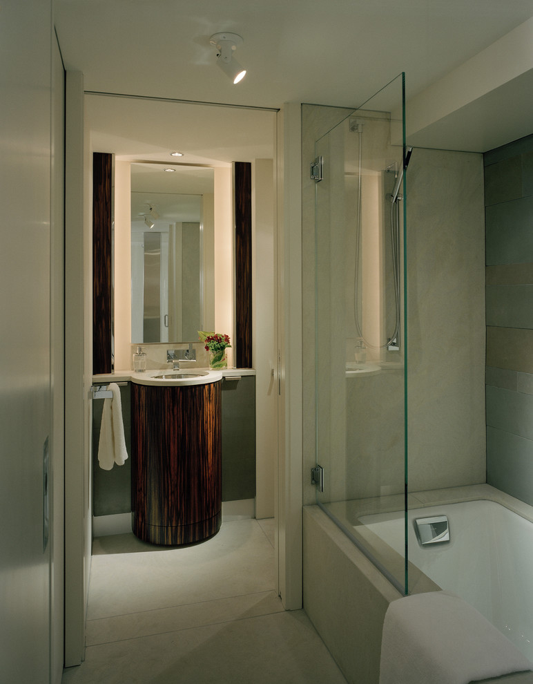 Imagen de cuarto de baño contemporáneo con combinación de ducha y bañera y espejo con luz