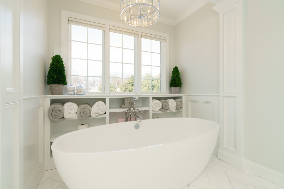 Idéer för ett stort modernt en-suite badrum, med släta luckor, grå skåp, ett fristående badkar, en dubbeldusch, vit kakel, marmorkakel, grå väggar, marmorgolv, ett undermonterad handfat, bänkskiva i kvartsit, vitt golv och dusch med gångjärnsdörr