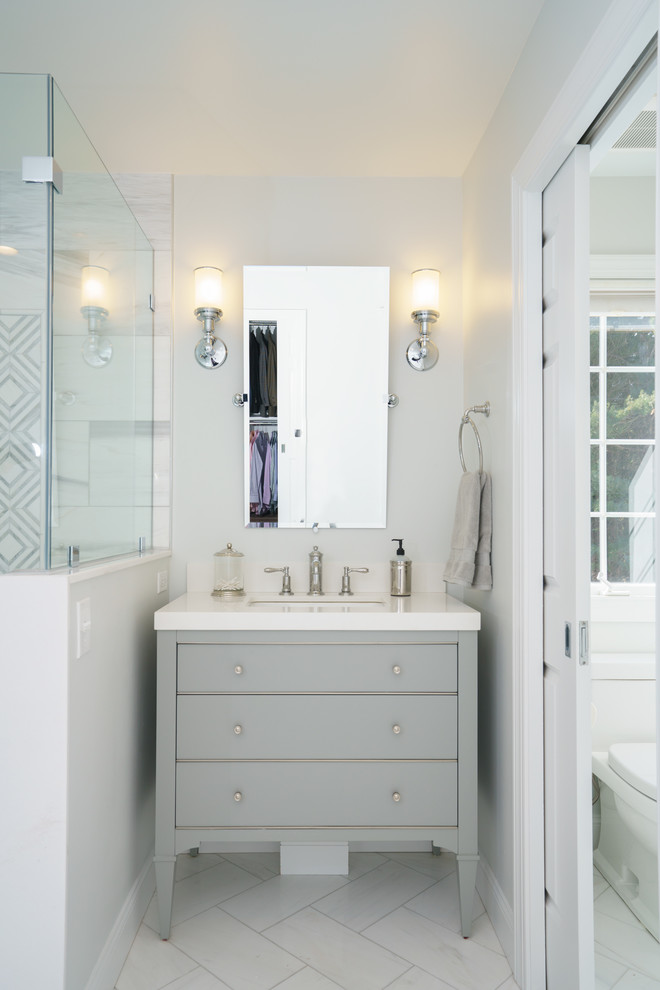 Свежая идея для дизайна: большая главная ванная комната в современном стиле с плоскими фасадами, серыми фасадами, отдельно стоящей ванной, двойным душем, белой плиткой, мраморной плиткой, серыми стенами, мраморным полом, врезной раковиной, столешницей из кварцита, белым полом и душем с распашными дверями - отличное фото интерьера
