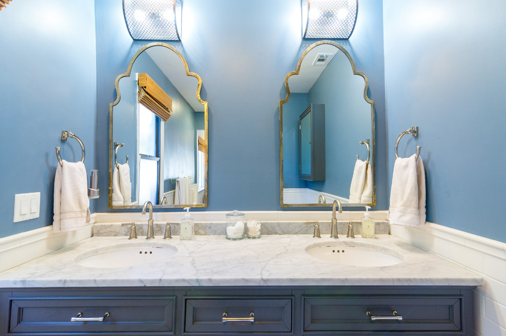 Klassisches Badezimmer En Suite mit verzierten Schränken, grauen Schränken, weißen Fliesen, blauer Wandfarbe, Aufsatzwaschbecken, Marmor-Waschbecken/Waschtisch und Keramikboden in Orange County