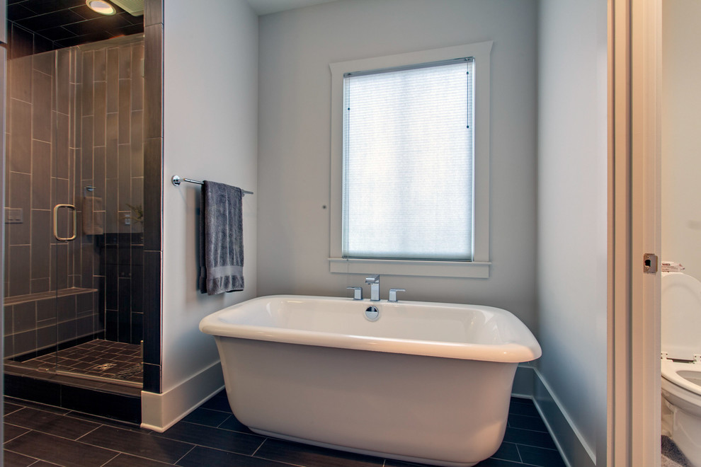 Ispirazione per una stanza da bagno tradizionale con vasca freestanding, piastrelle grigie e pavimento con piastrelle in ceramica