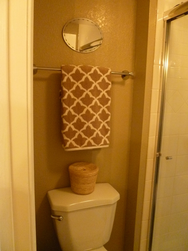 Inspiration för små klassiska en-suite badrum, med släta luckor, en dubbeldusch, en toalettstol med separat cisternkåpa, vit kakel, keramikplattor, beige väggar, klinkergolv i porslin, skåp i ljust trä och granitbänkskiva