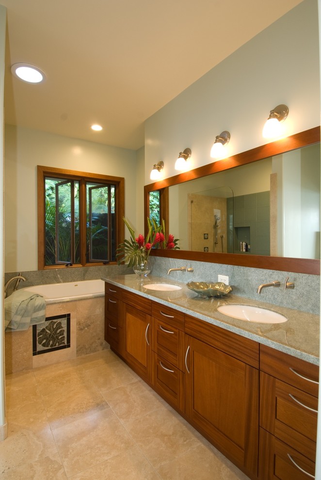 ハワイにあるトロピカルスタイルのおしゃれな浴室 (人工大理石カウンター、アンダーカウンター洗面器) の写真
