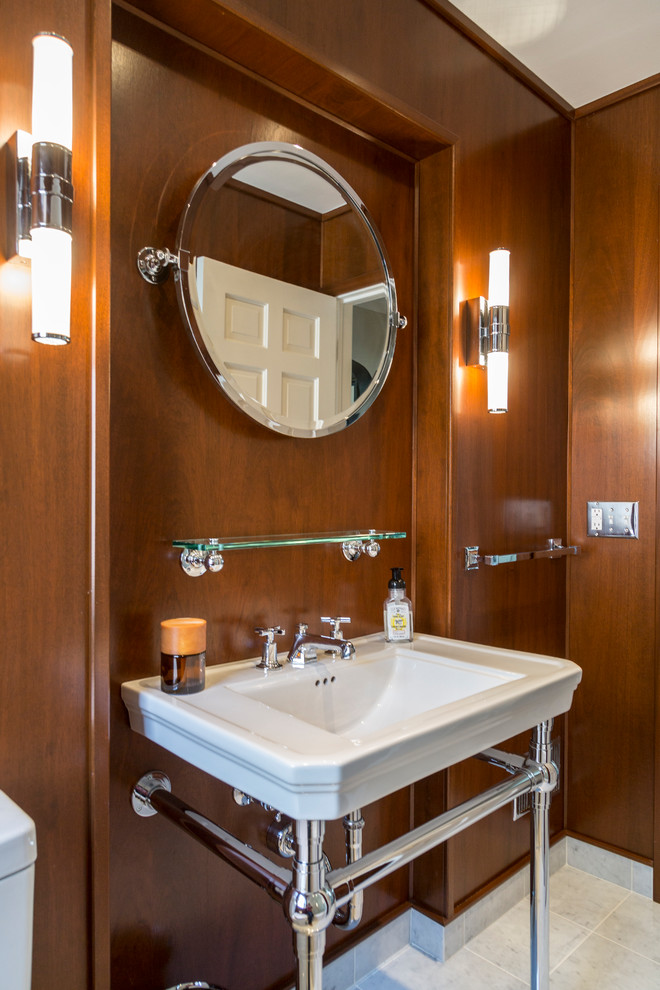 На фото: маленькая главная ванная комната в стиле модернизм с темными деревянными фасадами, ванной в нише, душем над ванной, раздельным унитазом, коричневыми стенами, мраморным полом, консольной раковиной, белым полом и душем с раздвижными дверями для на участке и в саду с
