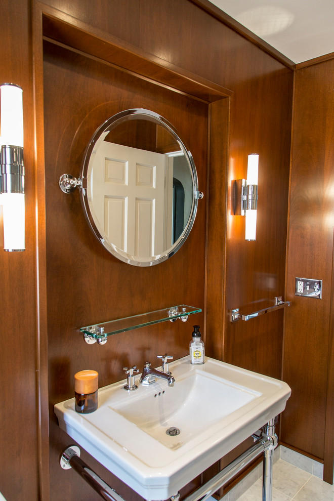 Esempio di una piccola stanza da bagno padronale minimalista con ante in legno bruno, vasca ad alcova, vasca/doccia, WC a due pezzi, pareti marroni, pavimento in marmo, lavabo a consolle, pavimento bianco e porta doccia scorrevole