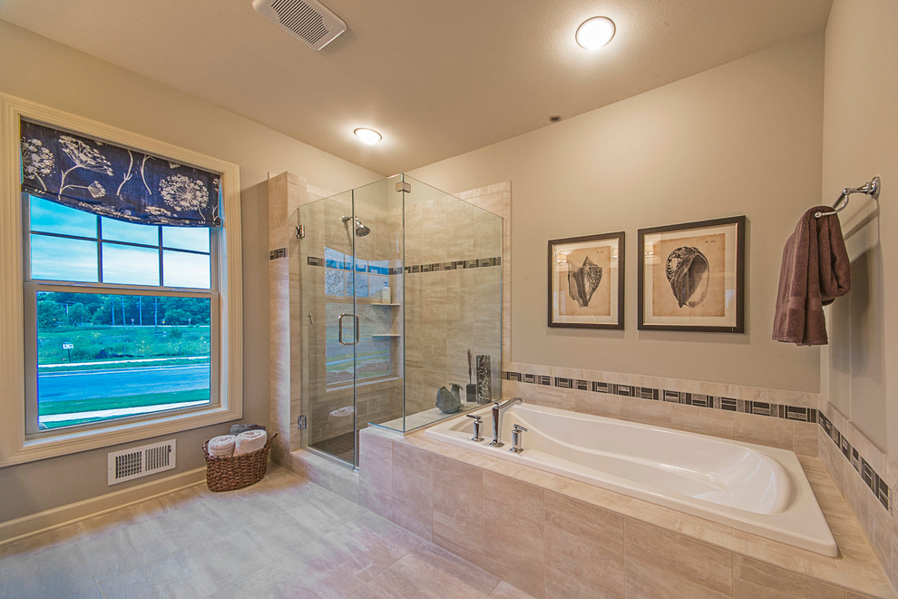 Foto di una stanza da bagno padronale classica con piastrelle beige, pareti beige, vasca da incasso e doccia ad angolo