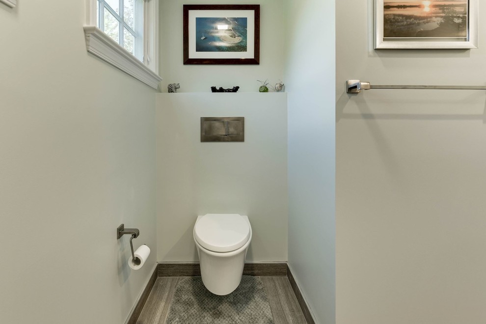 Cette image montre un grand WC suspendu traditionnel en bois foncé avec un placard à porte shaker, un carrelage beige, mosaïque, un mur beige, sol en stratifié, un lavabo encastré, un plan de toilette en quartz modifié et un sol beige.