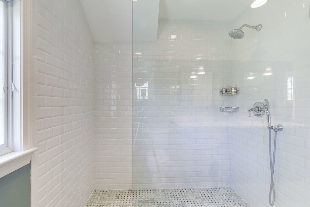 Bild på ett stort vintage en-suite badrum, med luckor med upphöjd panel, skåp i mörkt trä, en dusch i en alkov, en toalettstol med separat cisternkåpa, vit kakel, tunnelbanekakel, vita väggar, mosaikgolv, ett undermonterad handfat, marmorbänkskiva, flerfärgat golv och med dusch som är öppen