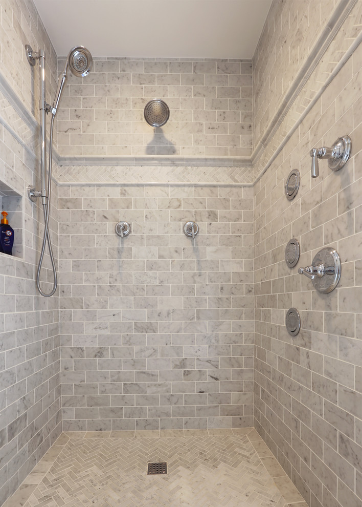 Стильный дизайн: большая главная ванная комната в классическом стиле с фасадами с декоративным кантом, серыми фасадами, открытым душем, унитазом-моноблоком, мраморным полом, врезной раковиной, мраморной столешницей, серой плиткой, разноцветной плиткой, плиткой кабанчик и серыми стенами - последний тренд