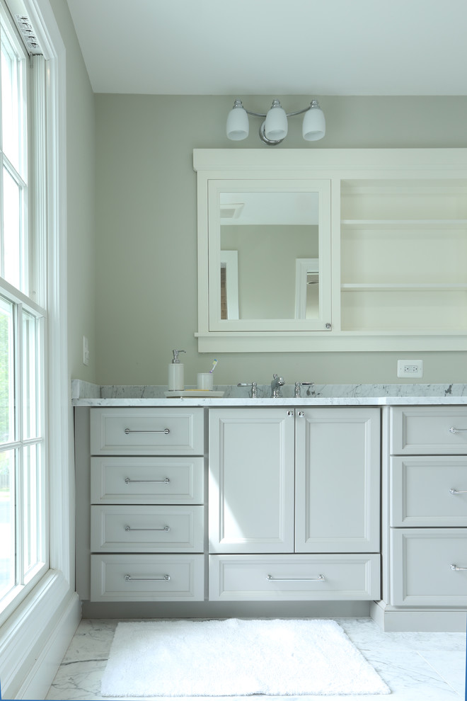 Пример оригинального дизайна: большая главная ванная комната в классическом стиле с серыми фасадами, врезной раковиной, мраморной столешницей, фасадами с декоративным кантом, открытым душем, унитазом-моноблоком, мраморным полом, серой плиткой, разноцветной плиткой, плиткой кабанчик и серыми стенами