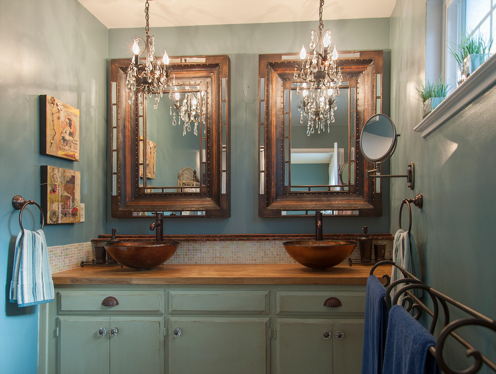 Стильный дизайн: маленькая главная ванная комната в стиле фьюжн с фасадами с выступающей филенкой, зелеными фасадами, угловым душем, раздельным унитазом, разноцветной плиткой, плиткой мозаикой, синими стенами, настольной раковиной и столешницей из дерева для на участке и в саду - последний тренд