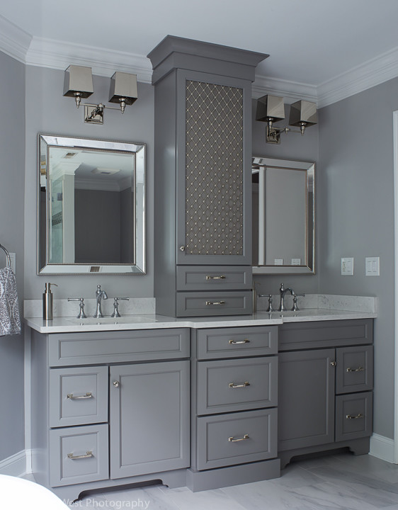 Immagine di una stanza da bagno padronale tradizionale di medie dimensioni con ante in stile shaker, ante grigie, pareti grigie, lavabo sottopiano e top bianco