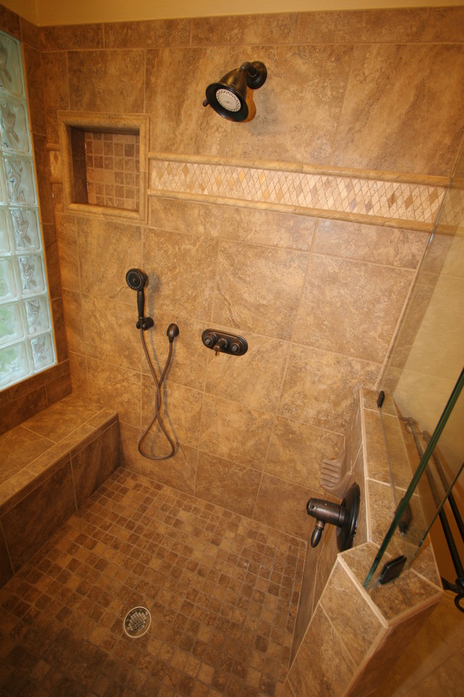 Cette photo montre une salle de bain principale chic en bois brun de taille moyenne avec un placard avec porte à panneau surélevé, une douche d'angle, un carrelage beige, un carrelage marron, des carreaux de céramique, un mur beige, un sol en carrelage de céramique, un lavabo posé, un plan de toilette en stratifié, un sol beige et une cabine de douche à porte battante.