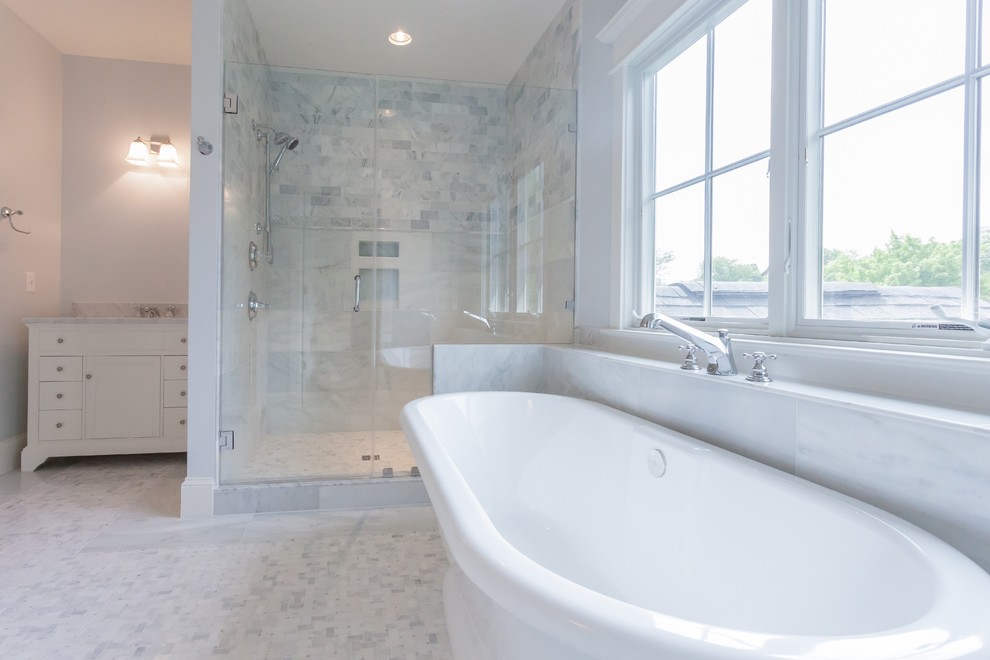 Inspiration för lantliga grått en-suite badrum, med möbel-liknande, vita skåp, ett fristående badkar, en dusch i en alkov, grå kakel, marmorkakel, blå väggar, marmorgolv, ett undermonterad handfat, marmorbänkskiva, grått golv och dusch med gångjärnsdörr