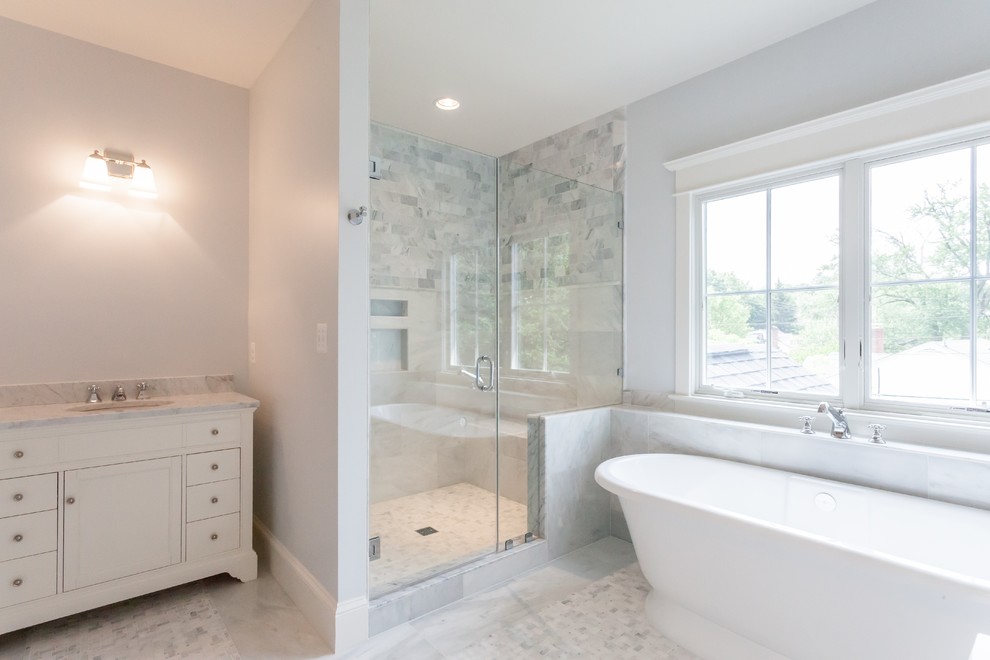 Exempel på ett lantligt grå grått en-suite badrum, med möbel-liknande, vita skåp, ett fristående badkar, en dusch i en alkov, grå kakel, marmorkakel, blå väggar, marmorgolv, ett undermonterad handfat, marmorbänkskiva, grått golv och dusch med gångjärnsdörr