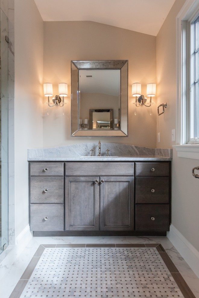 Inspiration för ett vintage grå grått en-suite badrum, med luckor med infälld panel, skåp i mörkt trä, en dusch i en alkov, grå kakel, marmorkakel, grå väggar, marmorgolv, ett undermonterad handfat, marmorbänkskiva, grått golv och dusch med gångjärnsdörr
