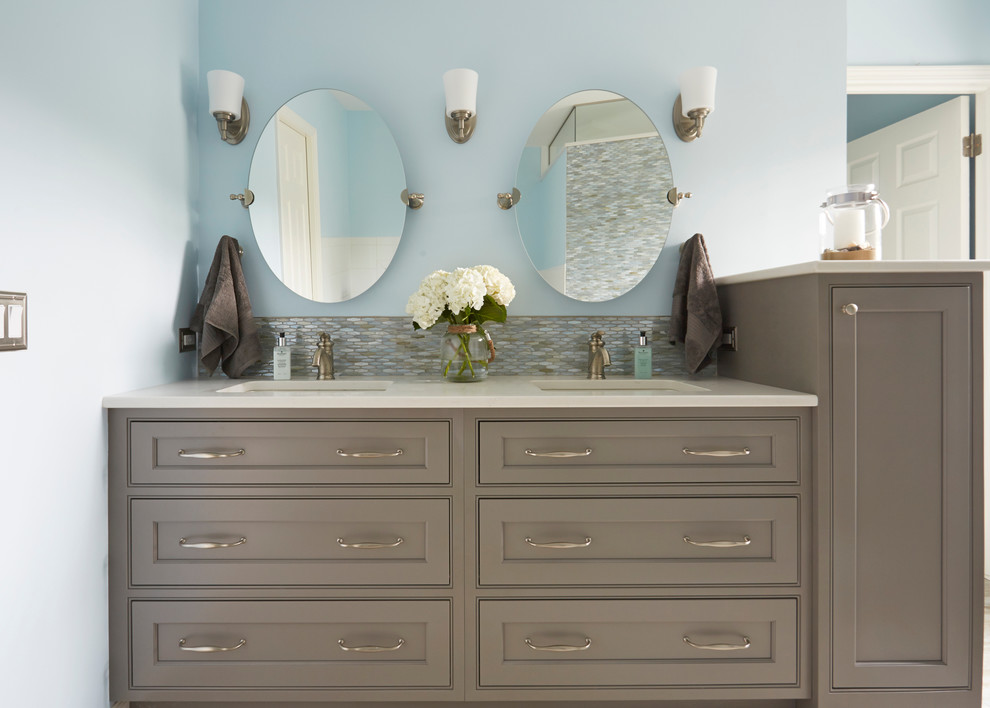 Exempel på ett mellanstort maritimt en-suite badrum, med ett undermonterad handfat, skåp i shakerstil, grå skåp, bänkskiva i akrylsten, ett platsbyggt badkar, en öppen dusch, blå kakel, porslinskakel, blå väggar och klinkergolv i porslin
