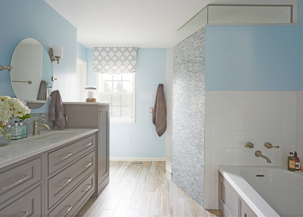 Идея дизайна: главная ванная комната среднего размера в морском стиле с врезной раковиной, фасадами в стиле шейкер, серыми фасадами, столешницей из искусственного камня, накладной ванной, открытым душем, раздельным унитазом, синей плиткой, керамогранитной плиткой, синими стенами и полом из керамогранита