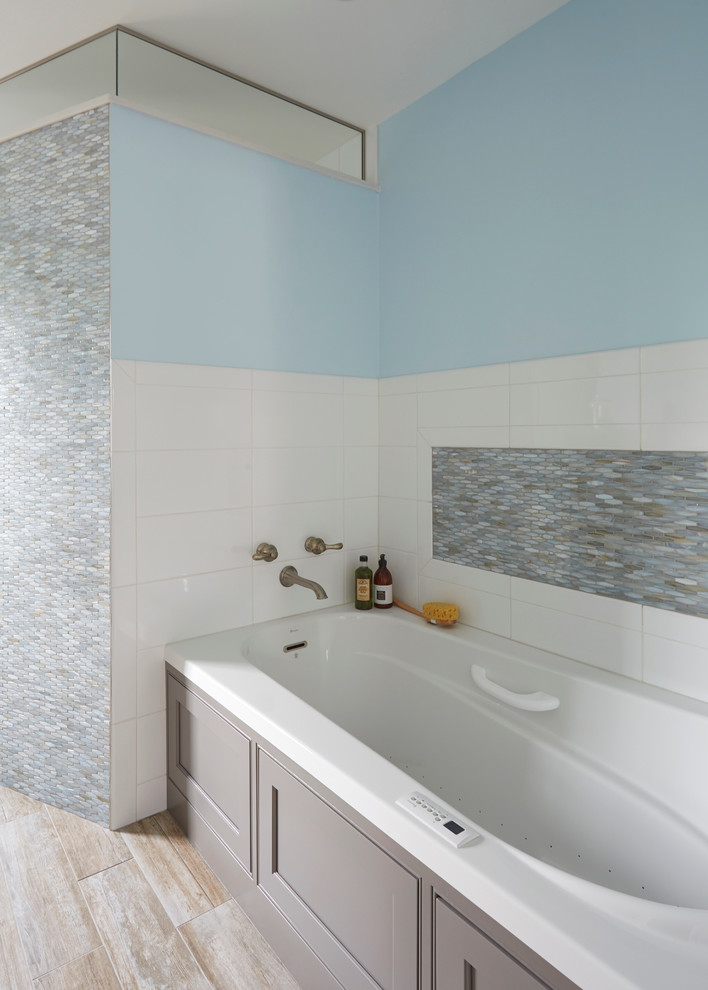 Idéer för ett mellanstort maritimt en-suite badrum, med ett undermonterad handfat, skåp i shakerstil, grå skåp, bänkskiva i akrylsten, ett platsbyggt badkar, en öppen dusch, en toalettstol med separat cisternkåpa, blå kakel, porslinskakel, blå väggar och klinkergolv i porslin