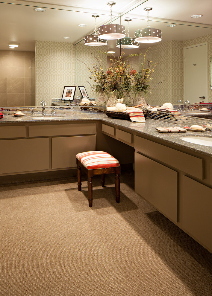 Inredning av ett retro stort en-suite badrum, med ett undermonterad handfat, släta luckor, bruna skåp, bänkskiva i kvarts, flerfärgad kakel, kakel i metall och flerfärgade väggar