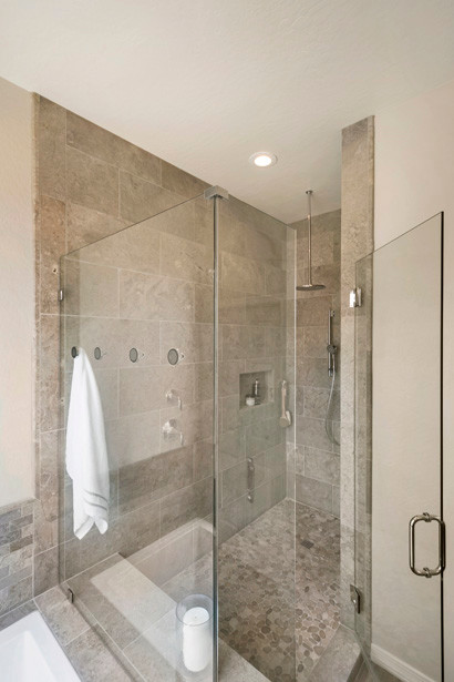 Idee per una grande stanza da bagno padronale chic con ante con bugna sagomata, ante marroni, vasca da incasso, doccia ad angolo, piastrelle beige, piastrelle in gres porcellanato, pareti grigie, pavimento in gres porcellanato, lavabo da incasso, top in granito, pavimento marrone e porta doccia a battente