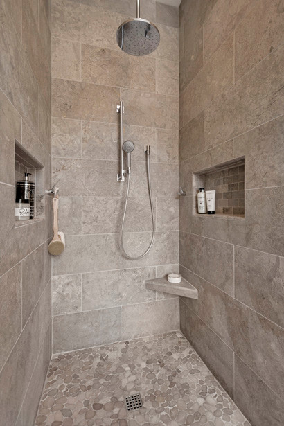 Idéer för stora vintage en-suite badrum, med luckor med upphöjd panel, bruna skåp, ett platsbyggt badkar, en hörndusch, beige kakel, porslinskakel, grå väggar, klinkergolv i porslin, ett nedsänkt handfat, granitbänkskiva, brunt golv och dusch med gångjärnsdörr