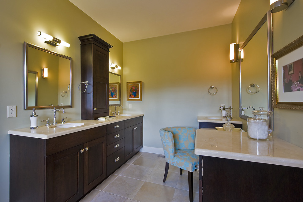 Aménagement d'une salle de bain contemporaine en bois foncé avec un lavabo encastré, un placard à porte shaker et un carrelage beige.