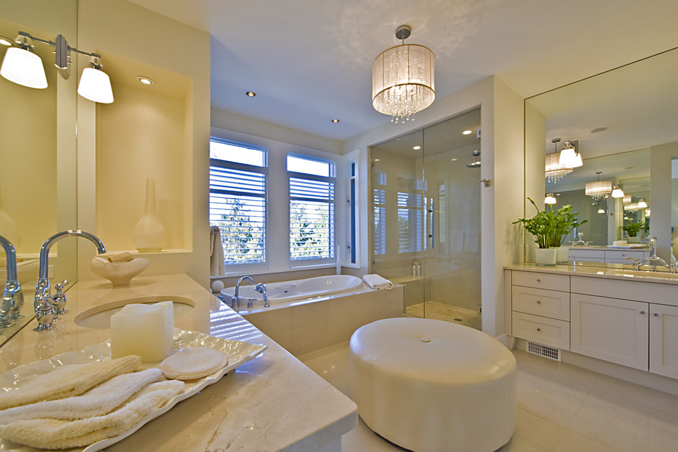 Идея дизайна: ванная комната в современном стиле с мраморной столешницей