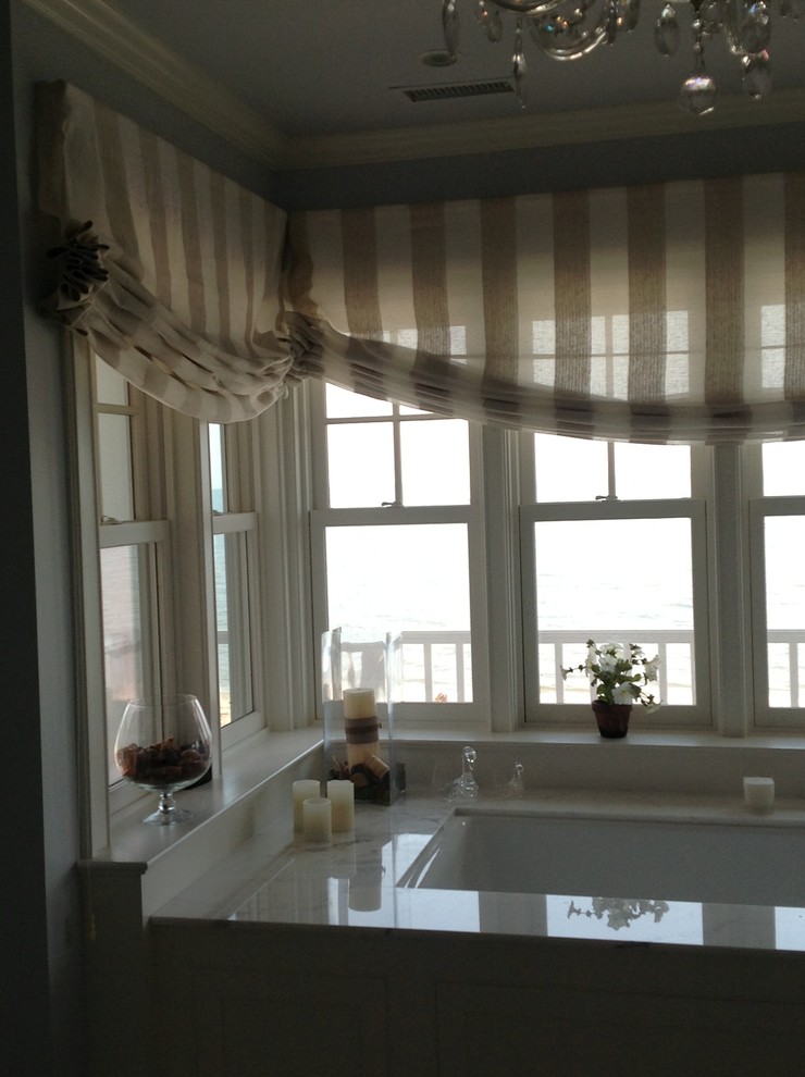 Стильный дизайн: ванная комната в классическом стиле с накладной ванной - последний тренд