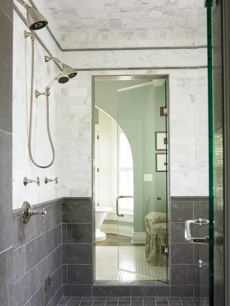 Modern inredning av ett badrum, med en dubbeldusch och marmorkakel