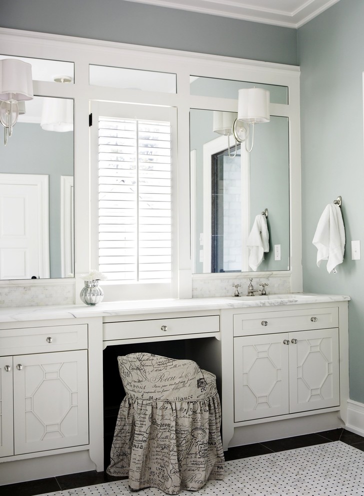 Inredning av ett klassiskt stort en-suite badrum, med marmorbänkskiva, vita skåp, blå väggar och marmorgolv