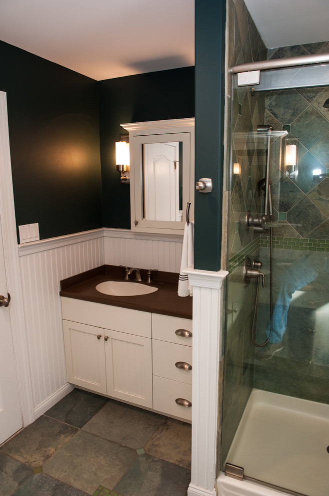 На фото: главная ванная комната среднего размера в классическом стиле с белыми фасадами, столешницей из искусственного камня, ванной на ножках, угловым душем, раздельным унитазом, плоскими фасадами, стеклянной плиткой, зелеными стенами, монолитной раковиной, зеленым полом и душем с распашными дверями