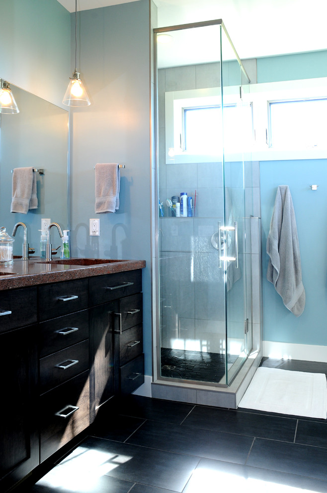 Стильный дизайн: главная ванная комната среднего размера в стиле модернизм с монолитной раковиной, плоскими фасадами, черными фасадами, столешницей из бетона, угловым душем, серой плиткой, керамической плиткой, синими стенами и полом из керамической плитки - последний тренд