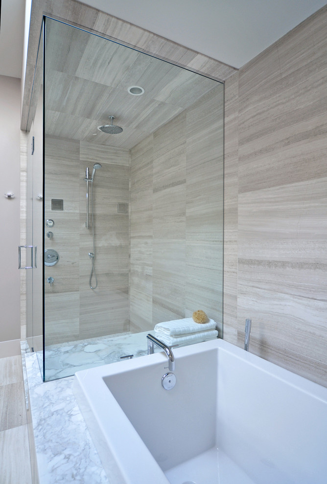 Immagine di una stanza da bagno minimal con doccia alcova, piastrelle in pietra, pareti grigie e vasca da incasso