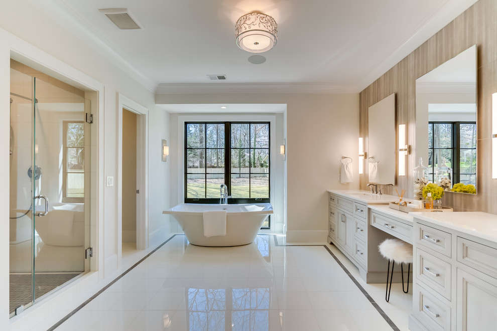 Idéer för att renovera ett vintage vit vitt en-suite badrum, med luckor med infälld panel, grå skåp, ett fristående badkar, en dusch i en alkov, beige väggar, ett undermonterad handfat, vitt golv och dusch med gångjärnsdörr