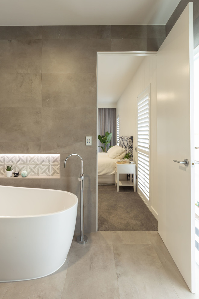 Großes Modernes Badezimmer En Suite mit hellen Holzschränken, offener Dusche, grauen Fliesen, grauer Wandfarbe, Waschtisch aus Holz, grauem Boden und offener Dusche in Gold Coast - Tweed