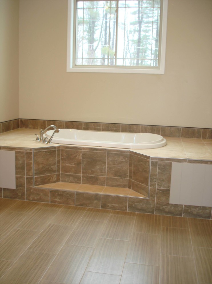 Cette photo montre une grande salle de bain principale chic en bois clair avec un placard à porte shaker, un bain bouillonnant, une douche ouverte, un carrelage marron, des carreaux de porcelaine, un mur orange, un sol en carrelage de porcelaine, un lavabo encastré et un plan de toilette en granite.