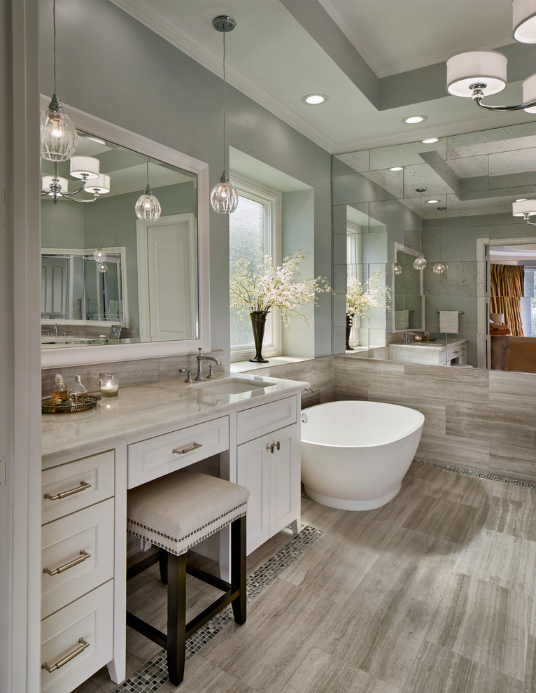Idéer för ett klassiskt en-suite badrum, med ett undermonterad handfat, ett fristående badkar, vit kakel, stenhäll, grå väggar, klinkergolv i porslin, skåp i shakerstil, vita skåp och marmorbänkskiva