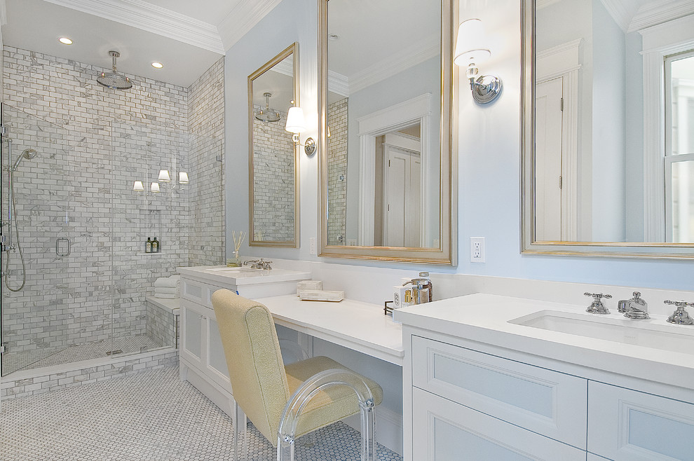 Идея дизайна: ванная комната: освещение в классическом стиле с плиткой кабанчик