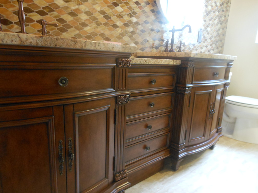 Foto på ett mellanstort vintage en-suite badrum, med ett undermonterad handfat, möbel-liknande, skåp i mörkt trä, granitbänkskiva, gul kakel, vita väggar och travertin golv
