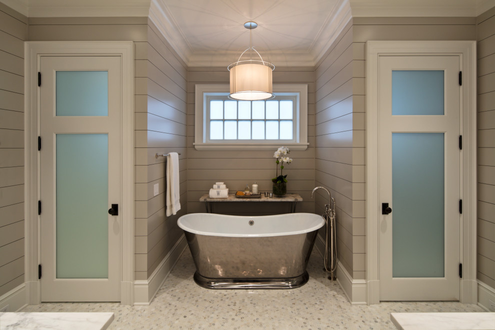 Inspiration för stora klassiska en-suite badrum, med ett fristående badkar, en toalettstol med separat cisternkåpa, grå väggar, mosaikgolv, vitt golv och dusch med gångjärnsdörr