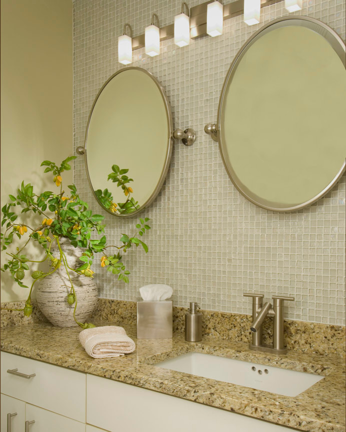 Inspiration för mellanstora moderna badrum, med ett undermonterad handfat, släta luckor, vita skåp, granitbänkskiva, vit kakel, glaskakel och beige väggar